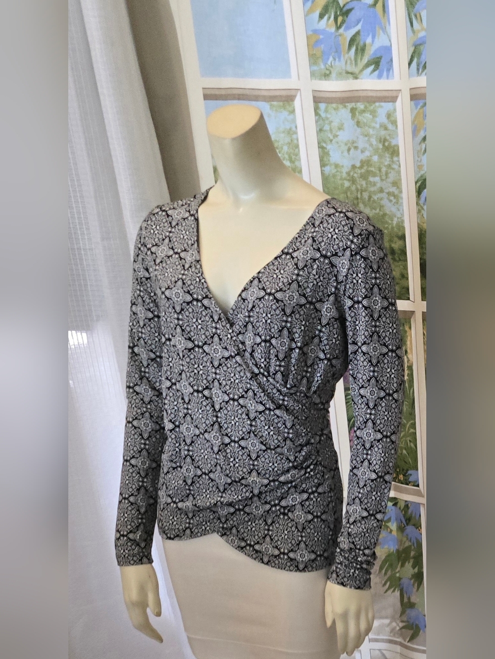 NWT Ann Taylor Loft Women's Sz S - Black Top w/ White Geometric Low-cut Front